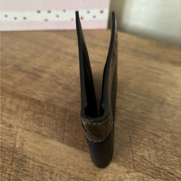 GUCCI Men’s Bi-fold Black Leather Wallet with Croc Embossed Accent - Picture 5 of 10